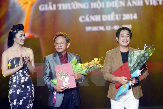 Trao giải Cánh Diều Vàng 2014 thể loại phim truyền hình dành cho Biên kịch Nguyễn Quý Dũng-biên kịch xuất sắc nhất và đạo diễn Nguyễn Khoa Nam (ngoài cùng bên phải) - đạo diễn xuất sắc nhất. (Ảnh: Mạnh Linh/TTXVN)