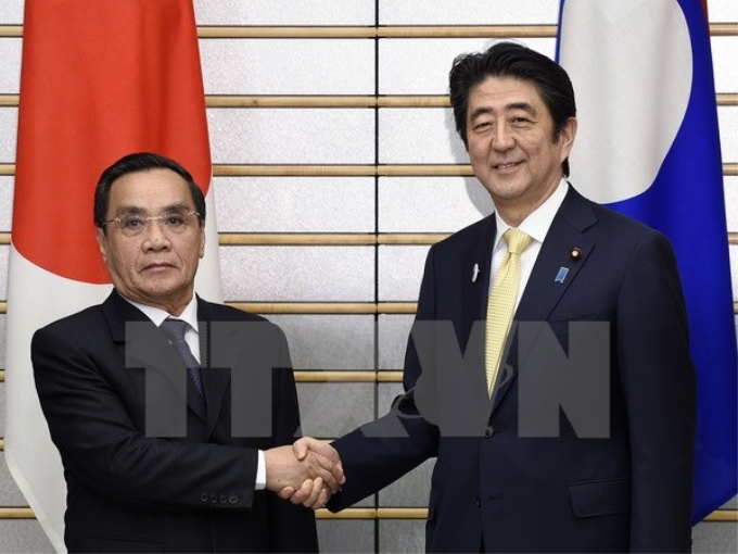 Thủ tướng Nhật Bản Shinzo Abe (phải) và Thủ tướng Lào Thongsing Thammavong trước cuộc hội đàm. (Nguồn: AFP/TTXVN)