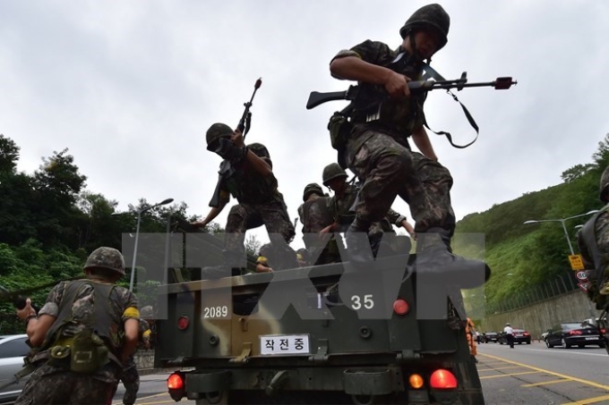 Binh sỹ Hàn Quốc trong một cuộc diễn tập chống khủng bố với Mỹ. (Nguồn: AFP/TTXVN)