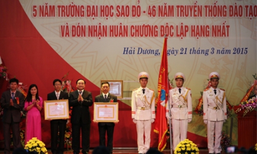 Đại học Sao Đỏ nhận Huân chương Độc lập hạng Nhất