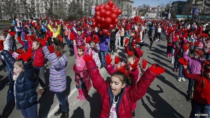 Trẻ em tham gia lễ kỷ niệm 1 năm ngày sáp nhập. Ảnh: Reuters.