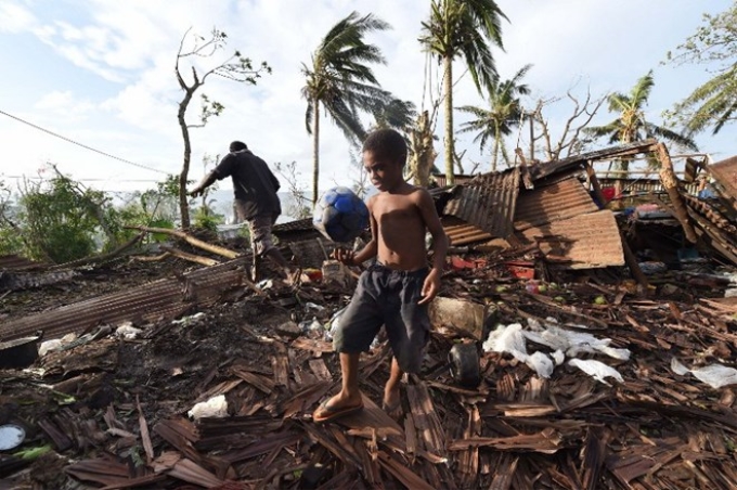 Một gia đình ở thủ đô Port Vila của Vanuatu bị siêu bão Pam phá hủy toàn bộ nhà cửa. (Nguồn: AFP)