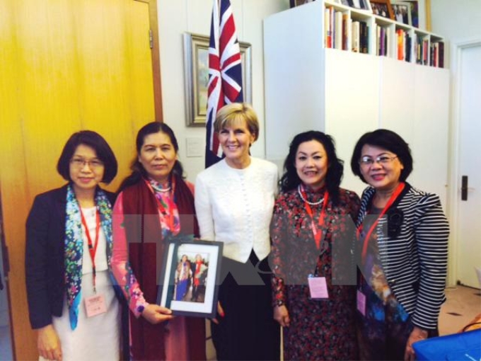 Bộ trưởng Ngoại giao Australia Julie Bishop đón, tiếp đoàn Hội Liên hiệp Phụ nữ Việt Nam. (Nguồn: TTXVN phát)