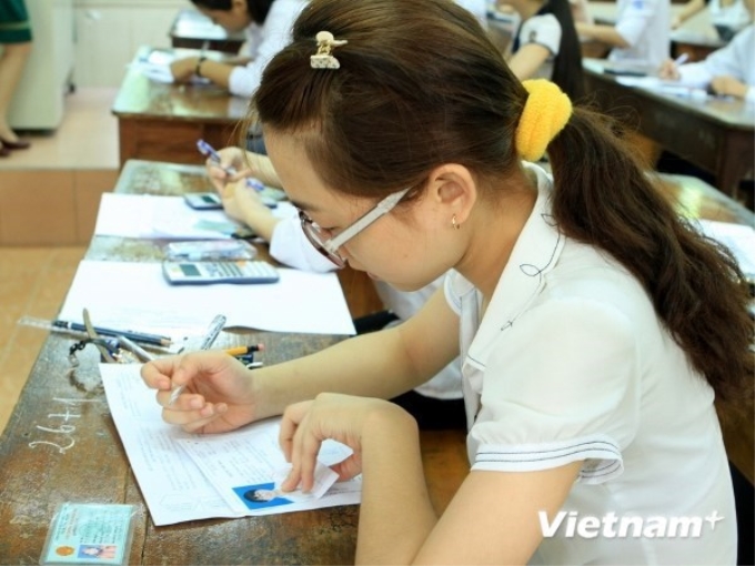 Thí sinh dự thi môn Toán tại Đại học Ngoại thương, Hà Nội. (Ảnh: Xuân Mai/Vietnam+)