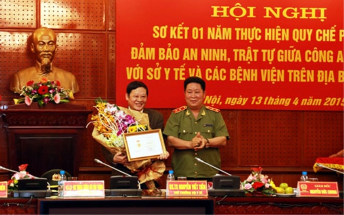 Thứ trưởng Bùi Văn Thành trao Kỷ niệm chương Bảo vệ an ninh Tổ quốc của Bộ Công an tặng Thứ trưởng Bộ Y tế Nguyễn Viết Tiến