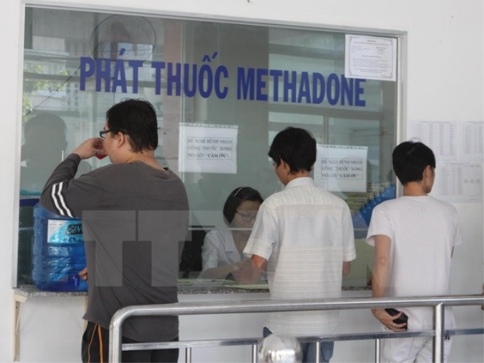 Uống Methadone để điều trị cai nghiện ma túy. (Ảnh: Phương Vy/TTXVN)