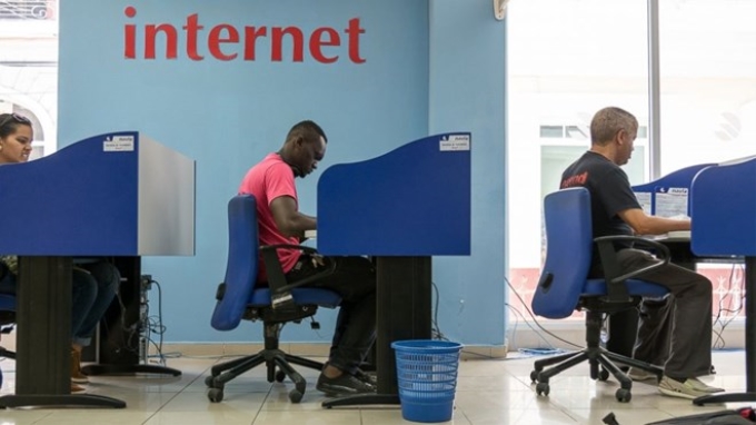 Người dân Cuba truy cập Internet tại một điểm Internet công cộng. (Nguồn: Getty Images)