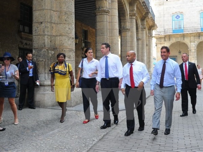 Thống đốc bang New York Andrew Cuomo (giữa) thăm khu phố cổ Havana, Cuba ngày 20/4 vừa qua. (Ảnh: AFP/TTXVN)