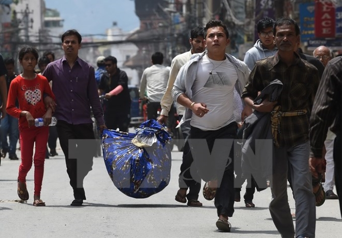 Người dân Nepal chạy ra đường sau khi lại xảy ra những dư chấn mới ở Kathmandu. (Nguồn: AFP/TTXVN)