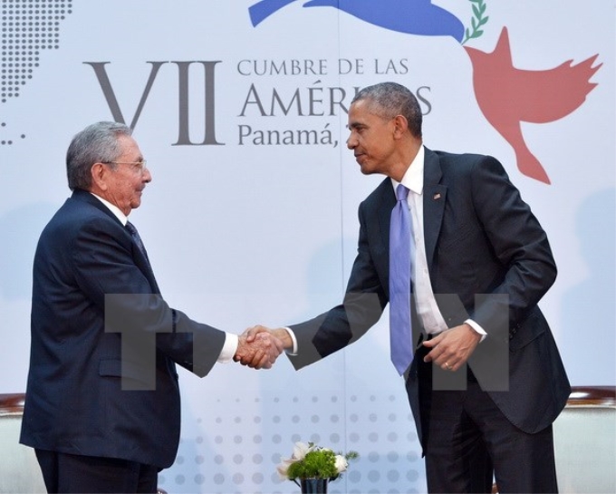 Tổng thống Mỹ Barack Obama và Chủ tịch Cuba Raul Castro đã có cuộc hội đàm lịch sử bên lề Hội nghị OAS 7. (Nguồn: AFP/TTXVN)