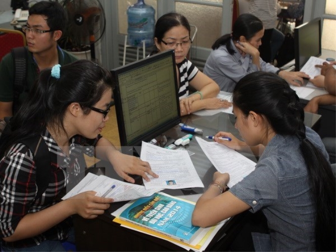 Thí sinh nộp hồ sơ dự thi đại học năm 2014. (Ảnh: Phương Vy/TTXVN)