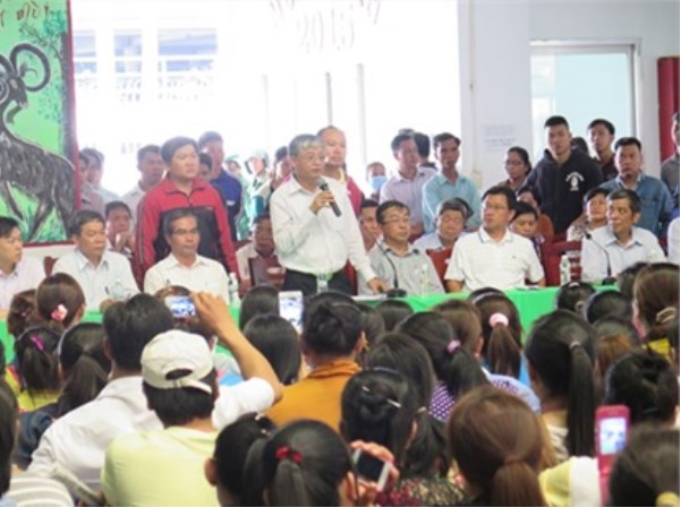 Thứ trưởng Bộ Lao động-Thương binh và Xã hội Doãn Mậu Diệp trả lời thắc mắc của công nhân công ty Pou Yuen. (Ảnh: Molisa.gov.vn)