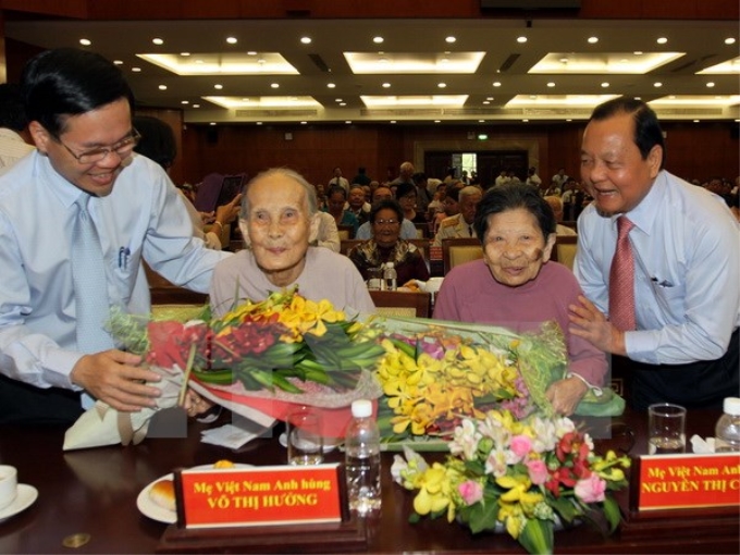 Lãnh đạo Thành phố Hồ Chí Minh với các mẹ Việt Nam Anh hùng tại buổi gặp gỡ. (Ảnh: Thanh Vũ/TTXVN )