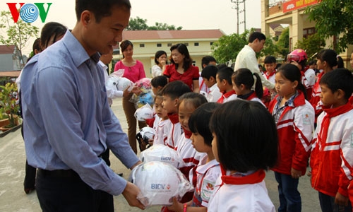 Ngày đầu xử lý vi phạm không đội mũ bảo hiểm cho trẻ em