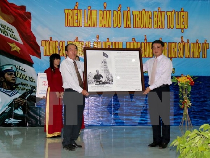 Bộ Thông tin và Truyền thông trao tặng toàn bộ bản đồ và tư liệu Hoàng Sa, Trường Sa tại triển lãm cho huyện đảo Phú Quý. (Ảnh: Nguyễn Thanh/TTXVN)