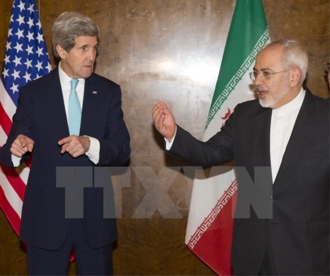 Ngoại trưởng Mỹ John Kerry (trái) và Ngoại trưởng Iran Mohammad Javad Zarif. (Nguồn: AFP/TTXVN)