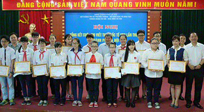 Sở TT&TT Hà Nội trao Bằng khen cho các em học sinh đạt giải tại cuộc thi viết thư quốc tế UPU lần thứ 44. Ảnh: QH