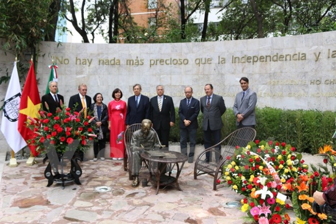 Đại sứ Lê Linh Lan (mặc áo dài đỏ) và Giám đốc Sở Ngoại vụ Mexico City Cuauhtemoc Cardenas (đứng giữa) cùng đại diện các cơ quan đến dự lễ kỷ niệm 125 năm ngày sinh Bác Hồ. (Ảnh: Việt Hòa/Vietnam+)