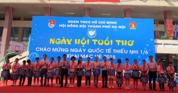 Trao quà cho các em có hoàn cảnh đặc biệt khó khăn.