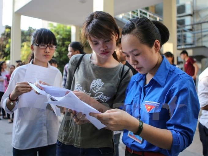 Thí sinh đến dự thi vào Đại học Quốc gia Hà Nội sáng 30/5. (Ảnh: Lê Minh Sơn/Vietnam+)