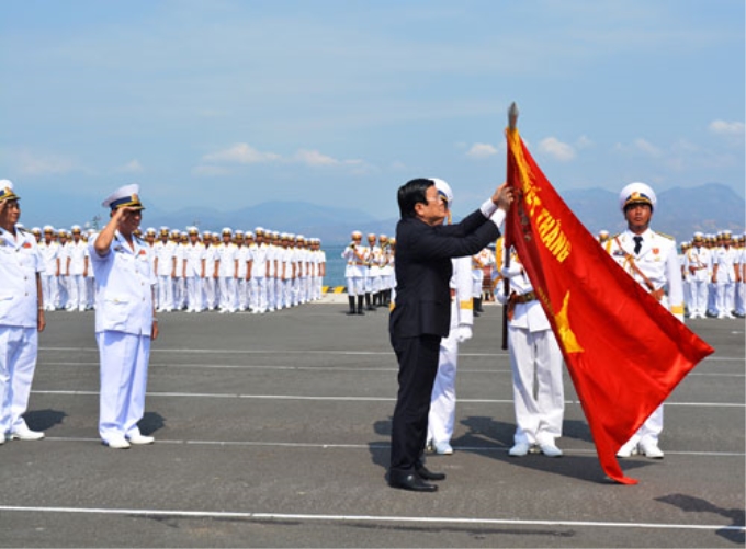 Chủ tịch nước Trương Tấn Sang gắn Huy hiệu Anh hùng LLVT nhân dân lên Quân kỳ Quyết thắng của Quân chủng Hải quân.
