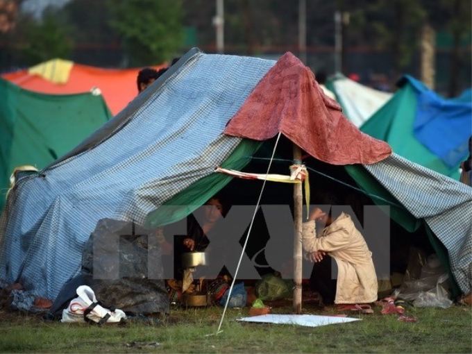 Người dân ở tạm trong những lều bạt sau trận động đất kinh hoàng tại Kathmandu. (Nguồn: AFP/TTXVN)