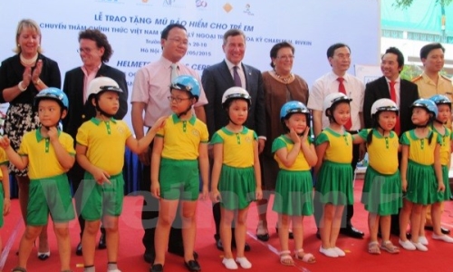 Chính phủ Hoa Kỳ trao tặng 25.000 mũ bảo hiểm cho trẻ em Việt Nam