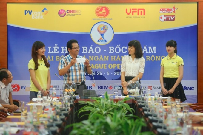 Cựu danh thủ Ngọc Châm (áo trắng) tham dự lễ bốc thăm chia cặp Bank League Open 2015. (Ảnh: Vietnam+)