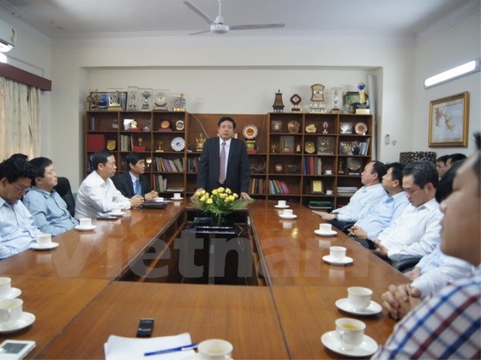 Bộ trưởng Phùng Quang Thanh nói chuyện với cán bộ, nhân viên Đại sứ quán Việt Nam tại Ấn Độ và các cơ quan bên cạnh Đại sứ quán. (Ảnh: Vietnam+)