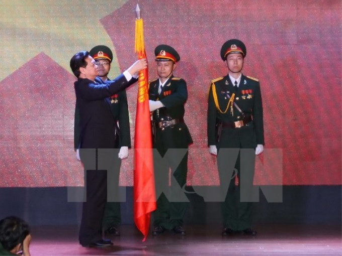Thủ tướng Nguyễn Tấn Dũng trao tặng Huân chương Độc Lập hạng Nhất của Chủ tịch nước cho Bệnh viện Quân y 175. (Ảnh: TTXVN)