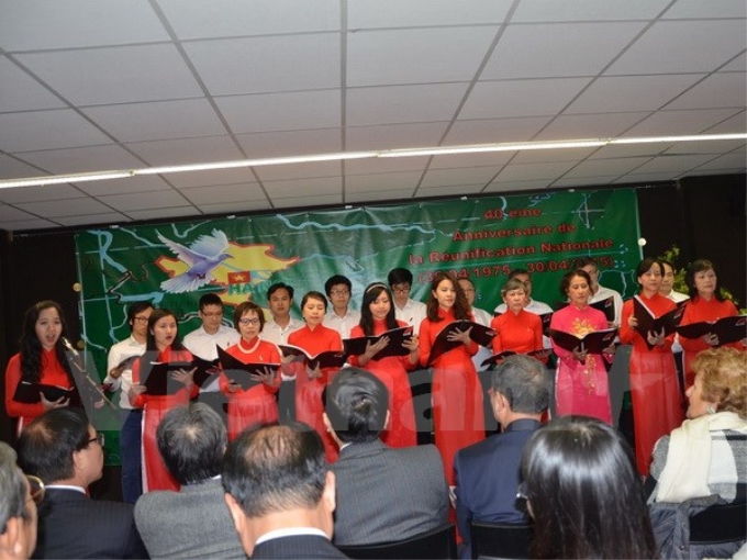 Ban nhạc Hợp ca Quê hương trình bày ca khúc "Tiếng hát giữa rừng Pác Bó" của nhạc sỹ Nguyễn Tài Tuệ. (Ảnh: Vietnam+)