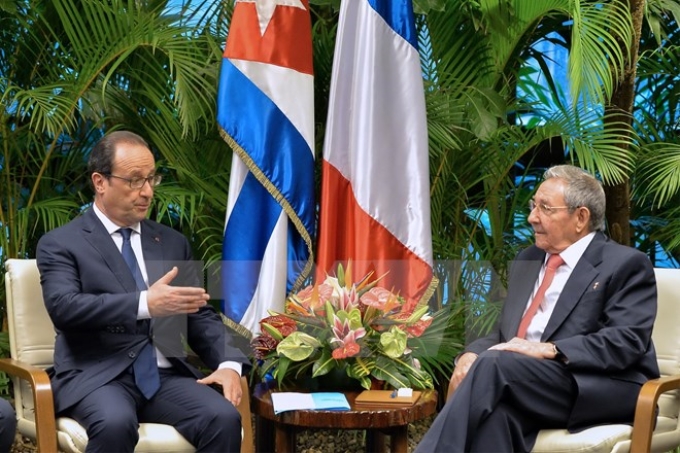 Chủ tịch Cuba Raul Castro (phải) trong cuộc gặp với Tổng thống Pháp Francois Hollande (trái) tại La Habana. (Nguồn: AFP/TTXVN)