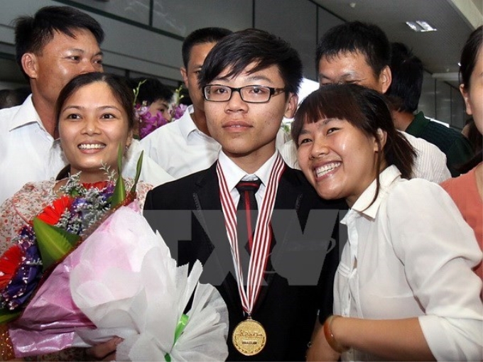 Em Cao Ngọc Thái, học sinh lớp 12, trường THPT chuyên Phan Bội Châu, tỉnh Nghệ An, đoạt huy chương vàng Olympic Vật lý Châu Á được tổ chức tại Singapore năm 2014. (Ảnh: TTXVN)