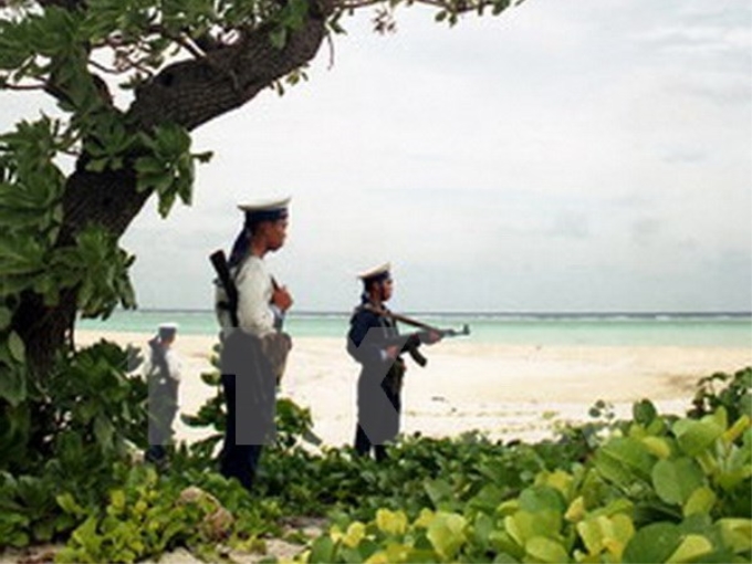 Chiến sỹ đảo Nam Yết, quần đảo Trường Sa canh gác bảo vệ vùng biển của tổ quốc. (Ảnh: TTXVN)