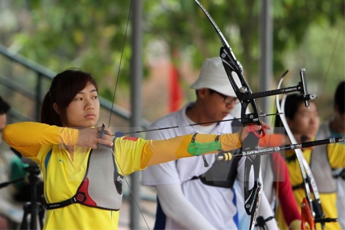 Vận động viên bắn cung luyện tập chuẩn bị cho SEA Games 28. (Nguồn: TTXVN)