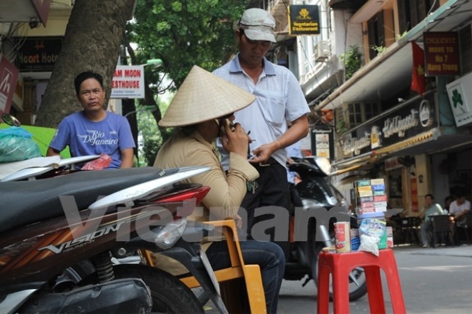 Một điểm kinh doanh thuốc lá lậu tại quận Hoàn Kiếm. (Ảnh: Vietnam+)