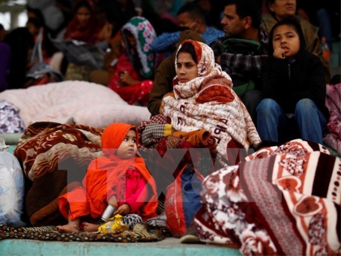 Người dân Nepal trú tạm trong khu lều trại của quân đội sau trận động đất kinh hoàng tại Kathmandu. (Ảnh: THX/TTXVN)