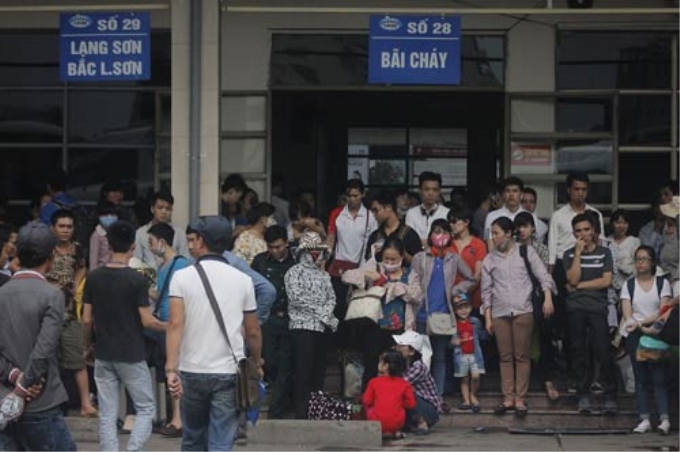 Hành khách chờ xe tại bến xe Mỹ Đình dịp 30/4 và 1/5. (Ảnh minh họa: Vietnamnet)