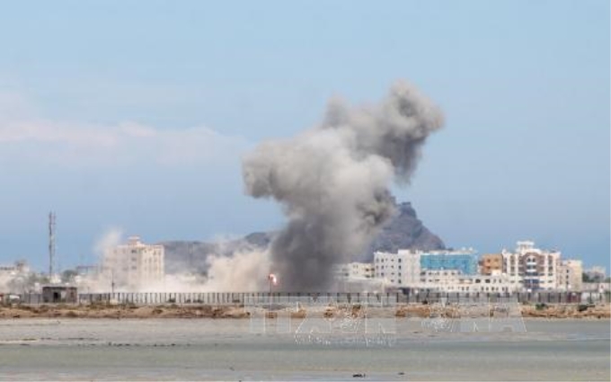 Khói bốc lên trong các cuộc giao tranh tại Aden, miền nam Yemen. Ảnh: AFP/TTXVN