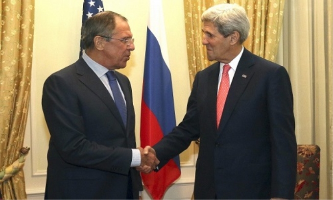 Ngoại trưởng Nga Sergei Lavrov (bên trái) và Ngoại trưởng Mỹ John Kerry (bên phải) trong một cuộc gặp gỡ.