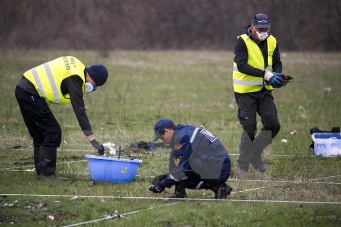 Các chuyên gia Hà Lan và Malaysia điều tra tại hiện trường máy bay MH17 rơi ở Donetsk ngày 16/4. (Nguồn: AFP/TTXVN)