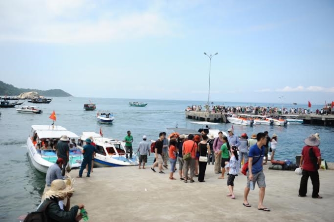 Bến cảng Cù Lao Chàm rất đông du khách