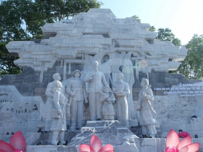 Tượng đài Bác Hồ với đồng bào các đân tộc tỉnh Tuyên Quang tại Quảng trường Nguyễn Tất Thành. (Ảnh: Nhan Sáng/TTXVN)