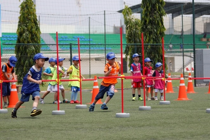 Các em nhỏ thể hiện sức bền và sức bật tốt trong thời tiết nắng nóng tại Hà Nội. (Ảnh: Ban tổ chức)