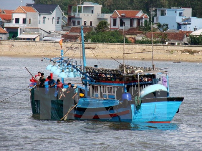 Ngư dân Quảng Ngãi chuẩn bị ngư lưới cụ cho chuyến đi biển. (Ảnh: TTXVN)