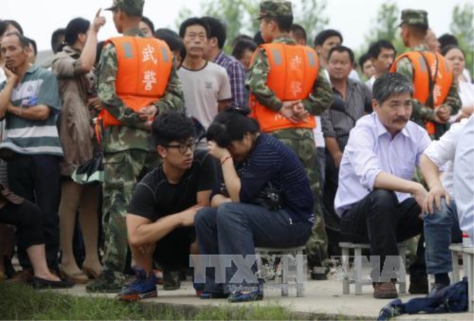 Thân nhân của những hành khách trong vụ chìm phà chờ tin người thân. Ảnh: AFP/TTXVN