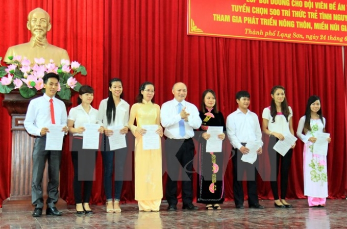 Lễ trao quyết định hoàn thành khóa học cho các học viên tại Lạng Sơn. (Ảnh: Thái Thuần/TTXVN)