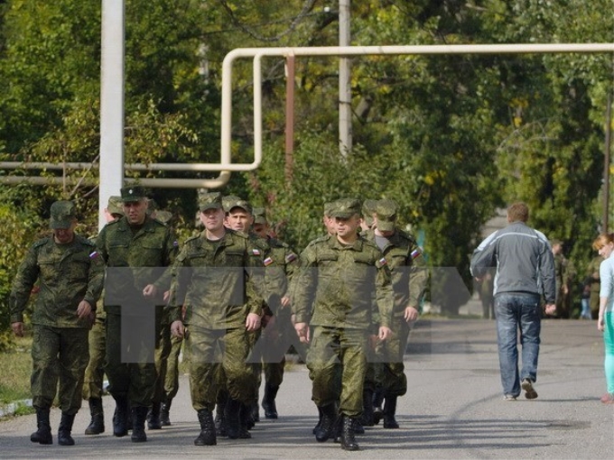 Đoàn đại diện quân đội Nga tại thị trấn Soledar, vùng Donetsk, ngày 27/9/2014. (Nguồn: AFP/TTXVN)