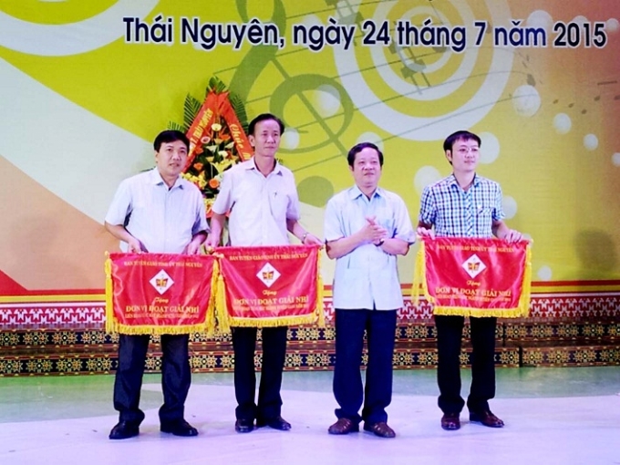 Đồng chí Lê Quang Dực, Ủy viên Thường vụ, Trưởng ban Tuyên giáo Tỉnh ủy trao giải Nhì toàn đoàn cho các đơn vị đoạt giải.