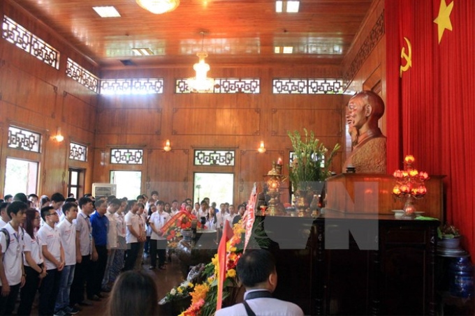 Các học sinh, sinh viên kiều bào dâng hương tại nhà tưởng niệm Chủ tịch Hồ Chí Minh tại Khu di tích Kim Liên, Nghệ An. (Ảnh: TTXVN)